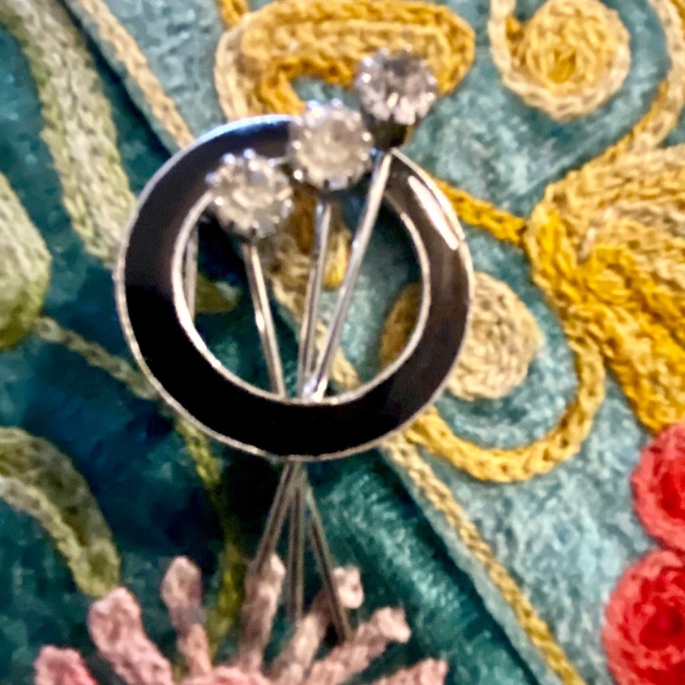 1950’s Vintage Enamel & Rhinestone Brooch in Gold‎ and Black